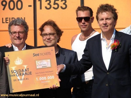 Robert ten Brink reikt miljoenste ticket uit.