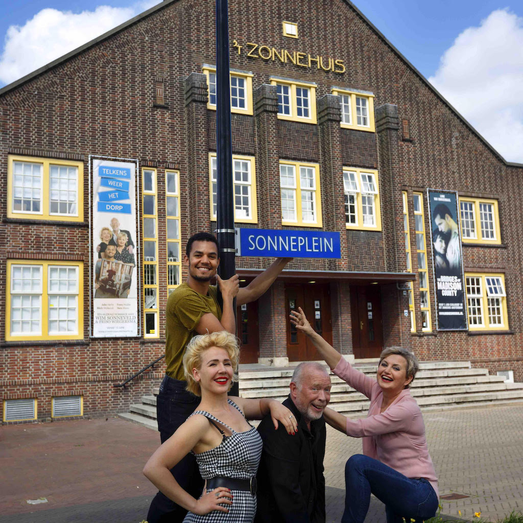 Cast Sonneveld-hommage 'Telkens weer Het dorp' doopt Zonneplein om tot Sonneplein