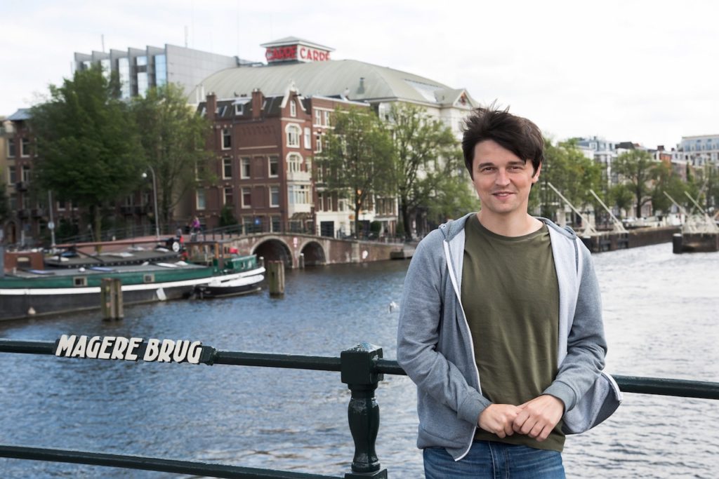 Hoofdrolspeler 'The Curious Incident of the Dog in the Night-Time' bezoekt Carré