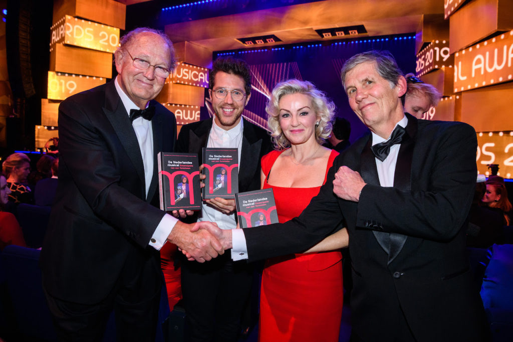 Eerste exemplaar musicalboek overhandigt aan Joop van den Ende, Lone van Roosendaal en William Spaaij