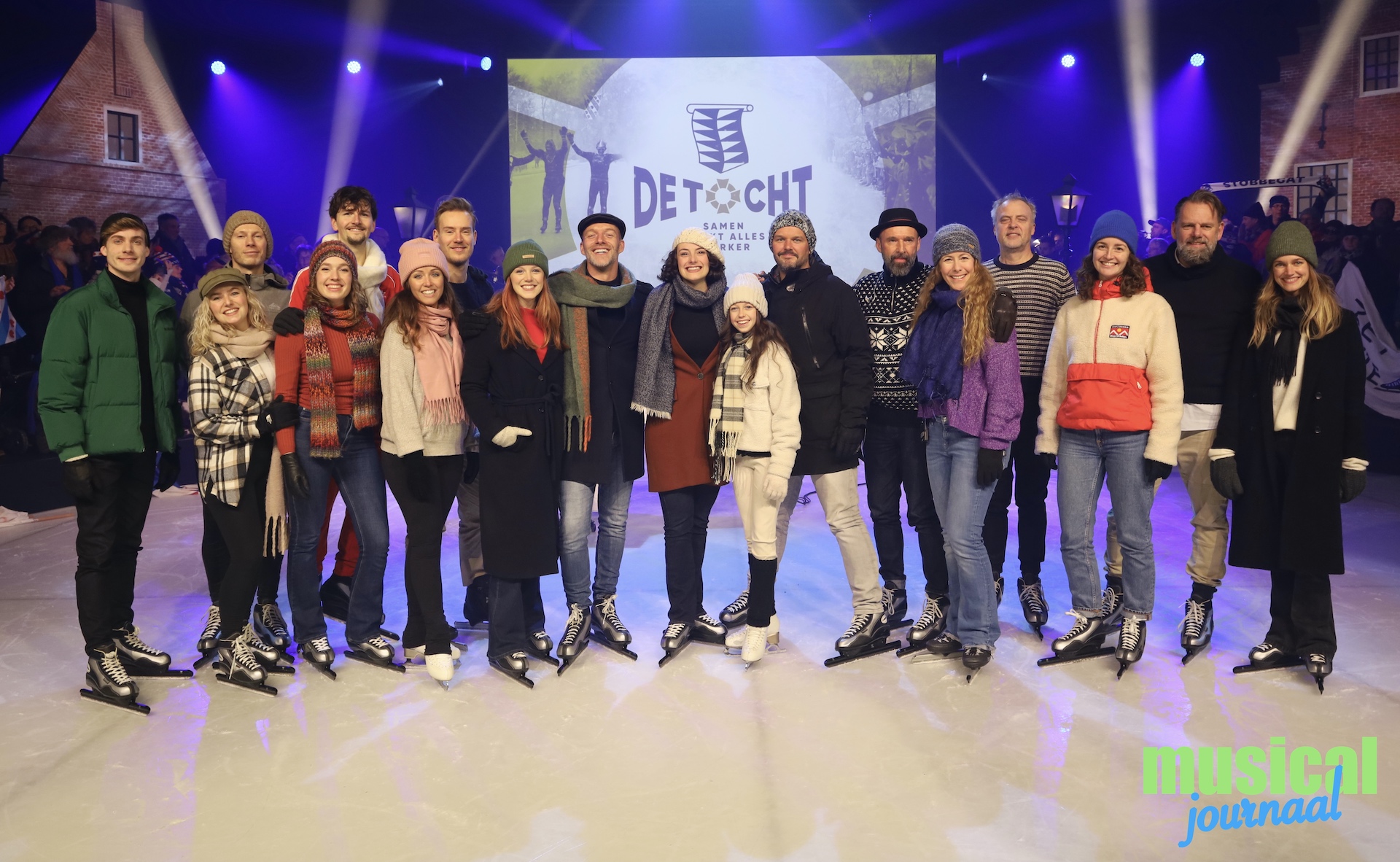 Cast Musical 'De Tocht' schaatst 200 km Elfstedentocht in Elfstedenhal