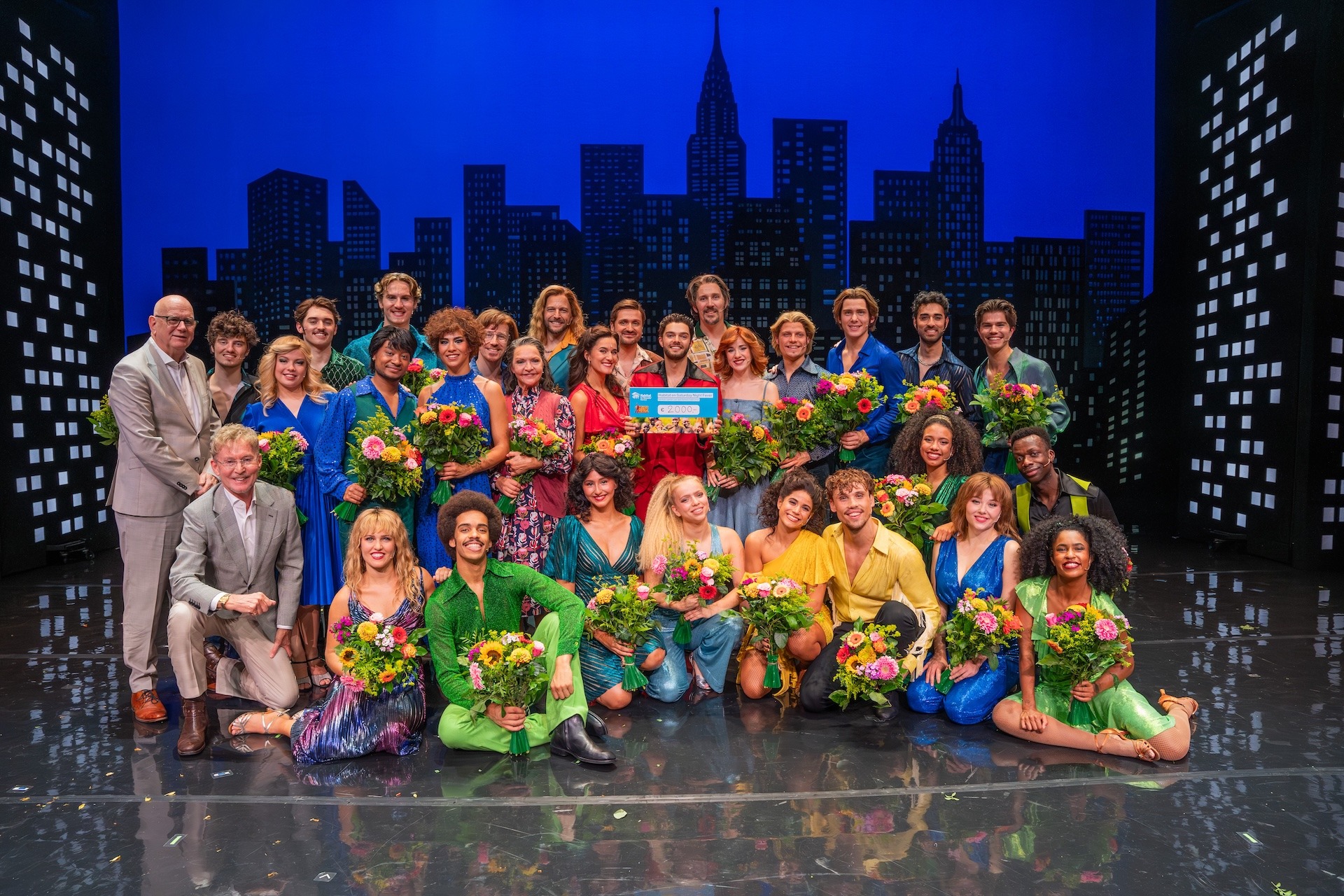 Cast 'Saturday Night Fever' haalt geld op voor 'Habitat for Humanity'