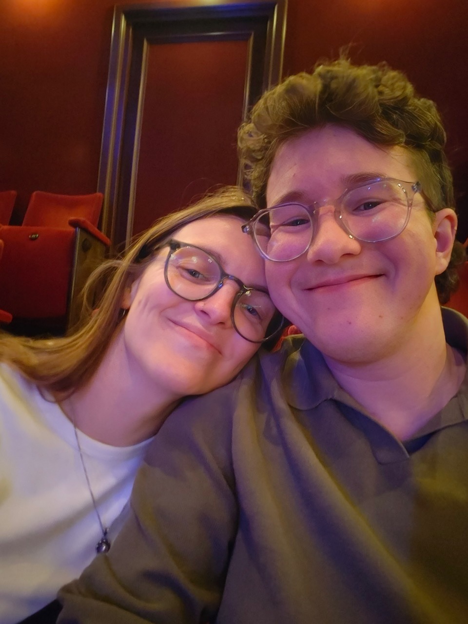 Queer liefde in de spotlights: Marley en Geke trouwen tijdens een theatervoorstelling